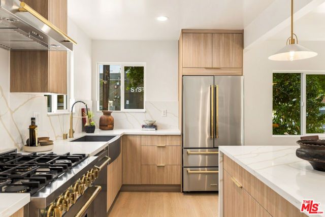 4226 Redwood Avenue, Los Angeles, CA 90066