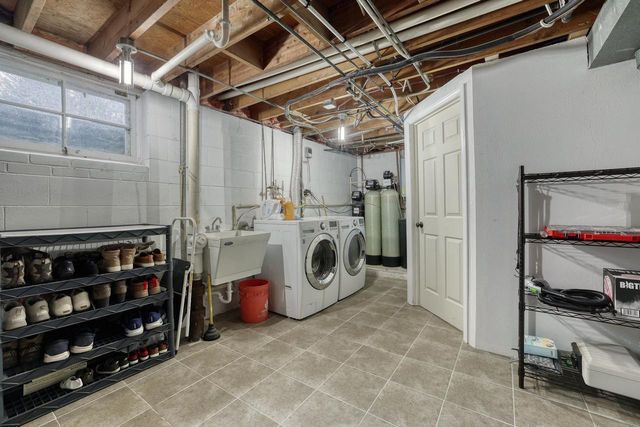 N67W29921 Hartling ROAD, Hartland, WI 53029