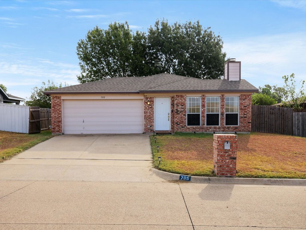 709 Basset Locke Drive, Fort Worth, TX 76108 — exterior