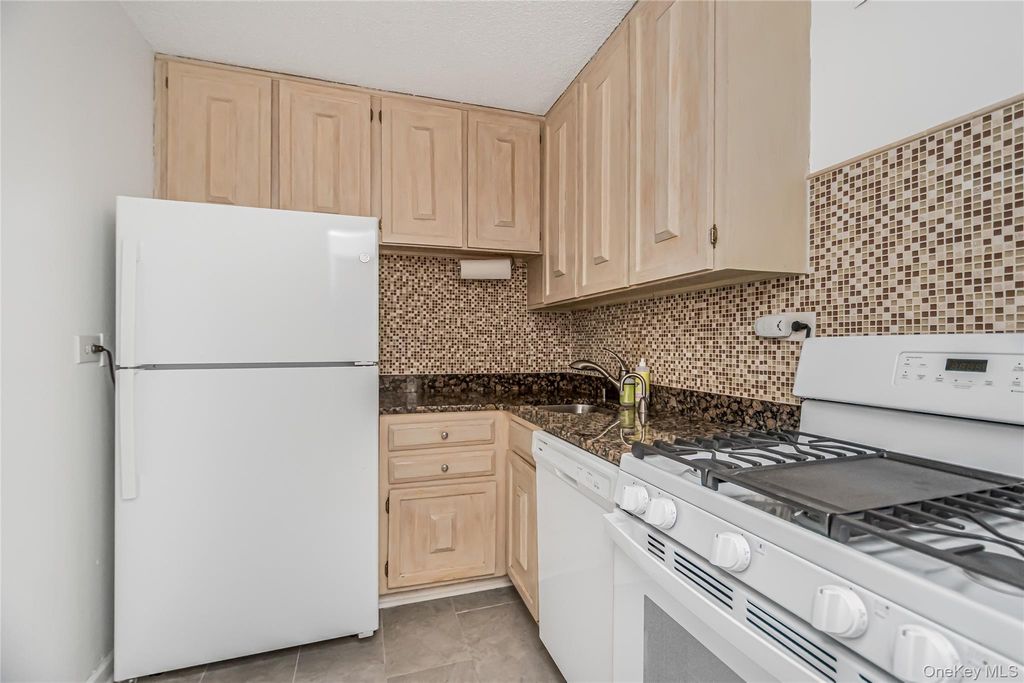 3333 Henry Hudson Parkway 22C, Bronx, NY 10463 — photo 3