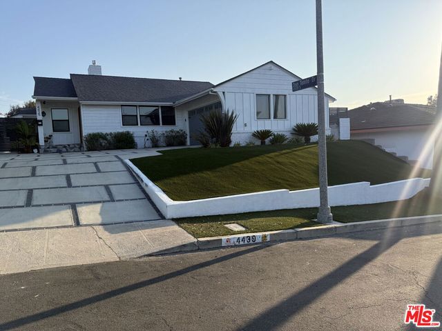 4439 Don Zarembo Drive, Los Angeles, CA 90008