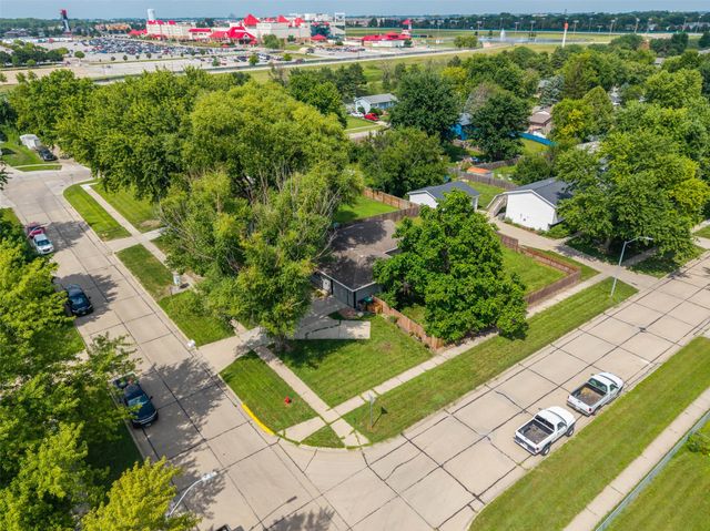 215 25th Avenue SW, Altoona, IA 50009