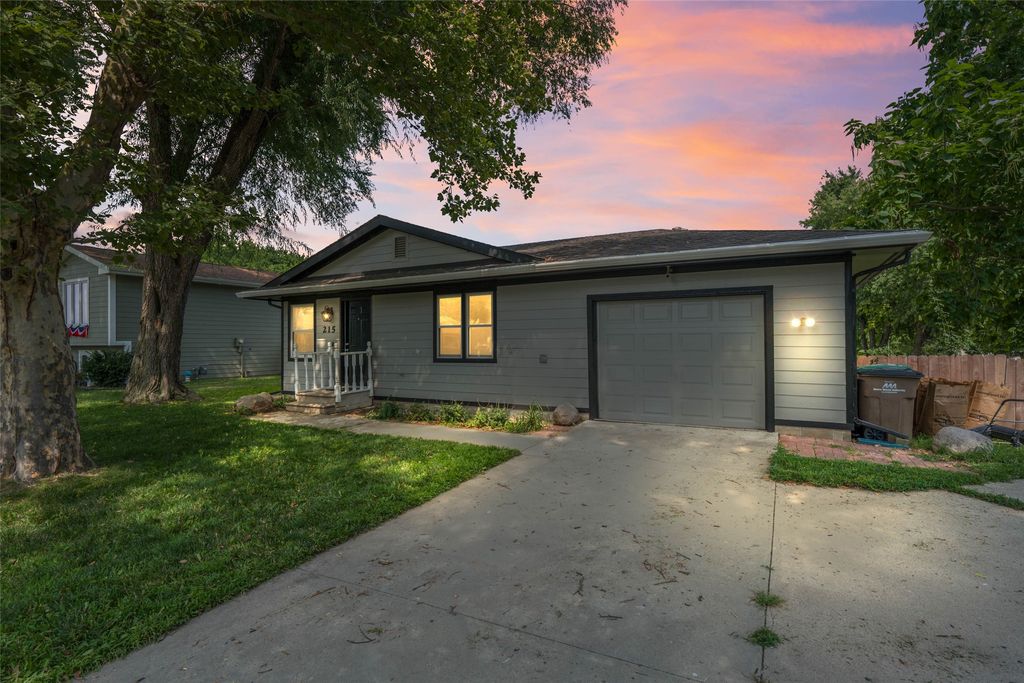215 25th Avenue SW, Altoona, IA 50009