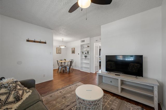 2401 Manor RD 217, Austin, TX 78722
