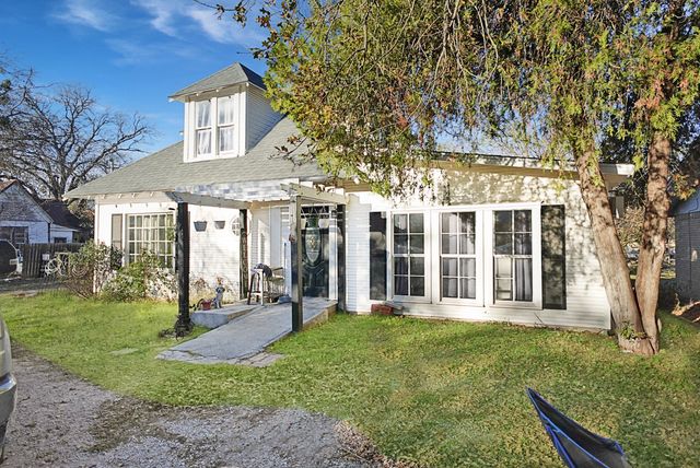 241 W Ross Avenue, De Leon, TX 76444