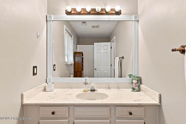1117 Leathers Ln, Frankfort, KY 40601