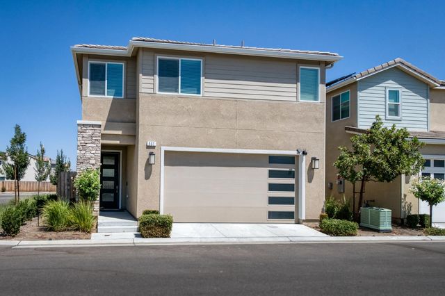 501 Farmhouse Lane, Clovis, CA 93619