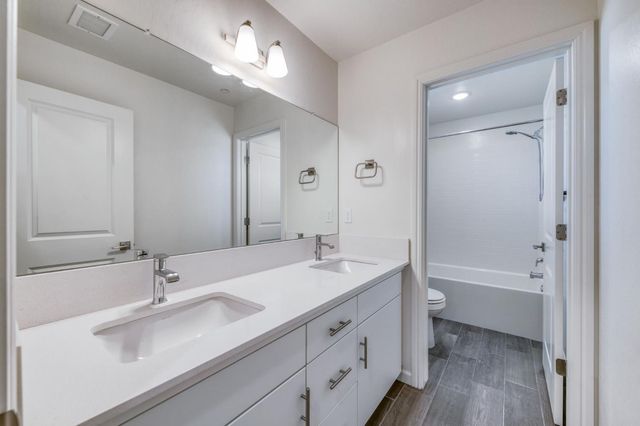 501 Farmhouse Lane, Clovis, CA 93619