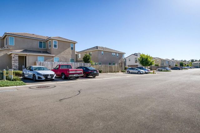 501 Farmhouse Lane, Clovis, CA 93619