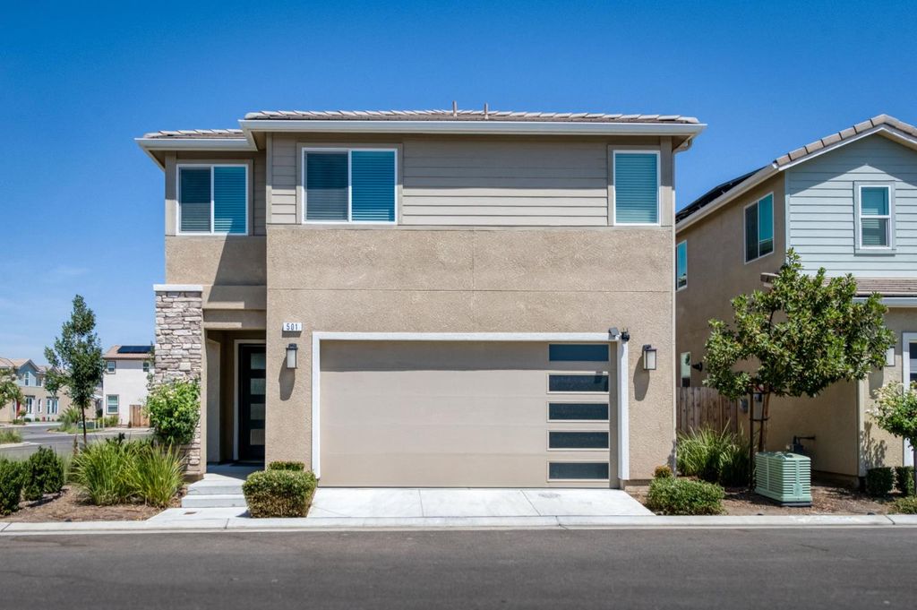 Image 1 of property listing at 501 Farmhouse Lane, Clovis, CA 93619
