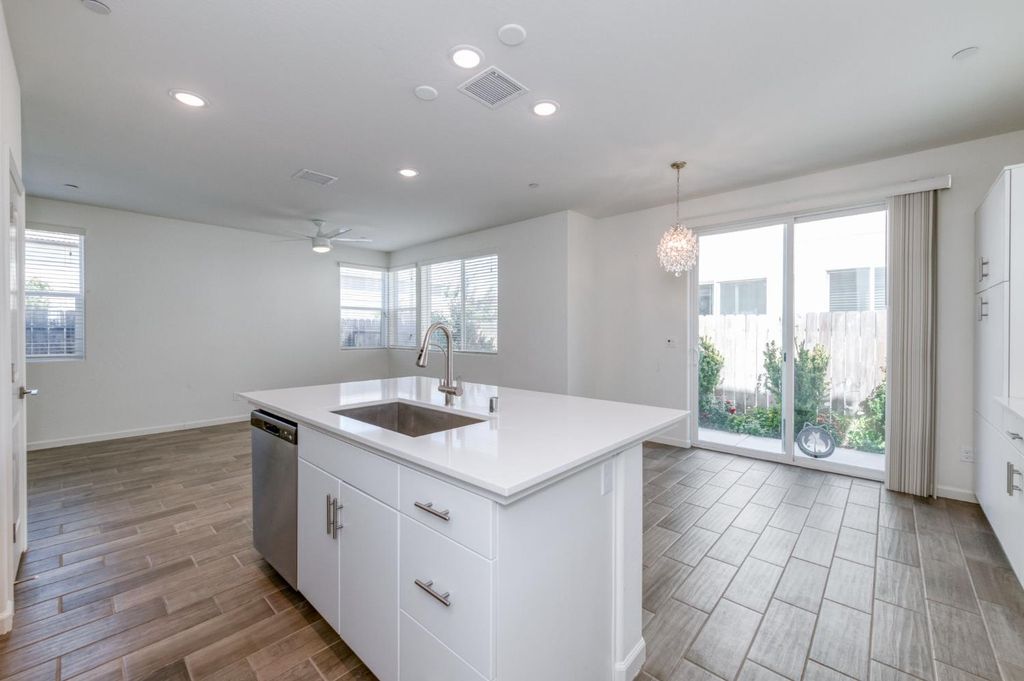 Image 11 of property listing at 501 Farmhouse Lane, Clovis, CA 93619