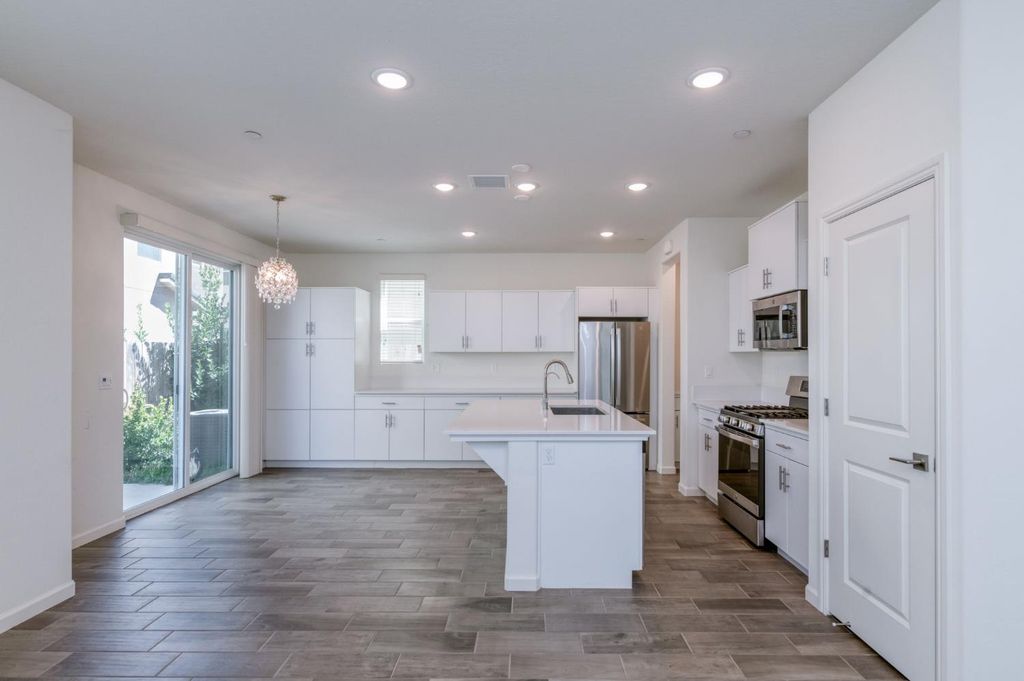 Image 12 of property listing at 501 Farmhouse Lane, Clovis, CA 93619