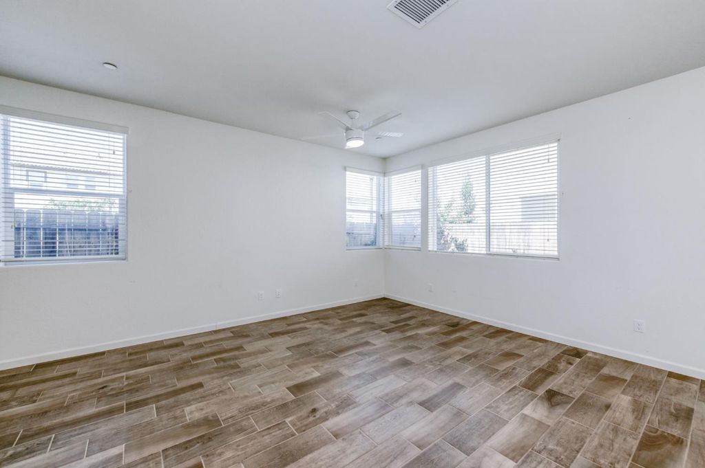 Image 16 of property listing at 501 Farmhouse Lane, Clovis, CA 93619
