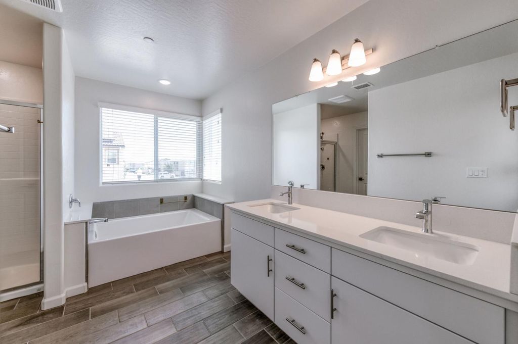 Image 18 of property listing at 501 Farmhouse Lane, Clovis, CA 93619