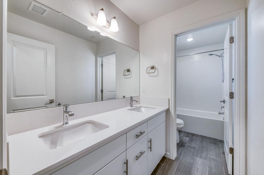 Image 21 of property listing at 501 Farmhouse Lane, Clovis, CA 93619