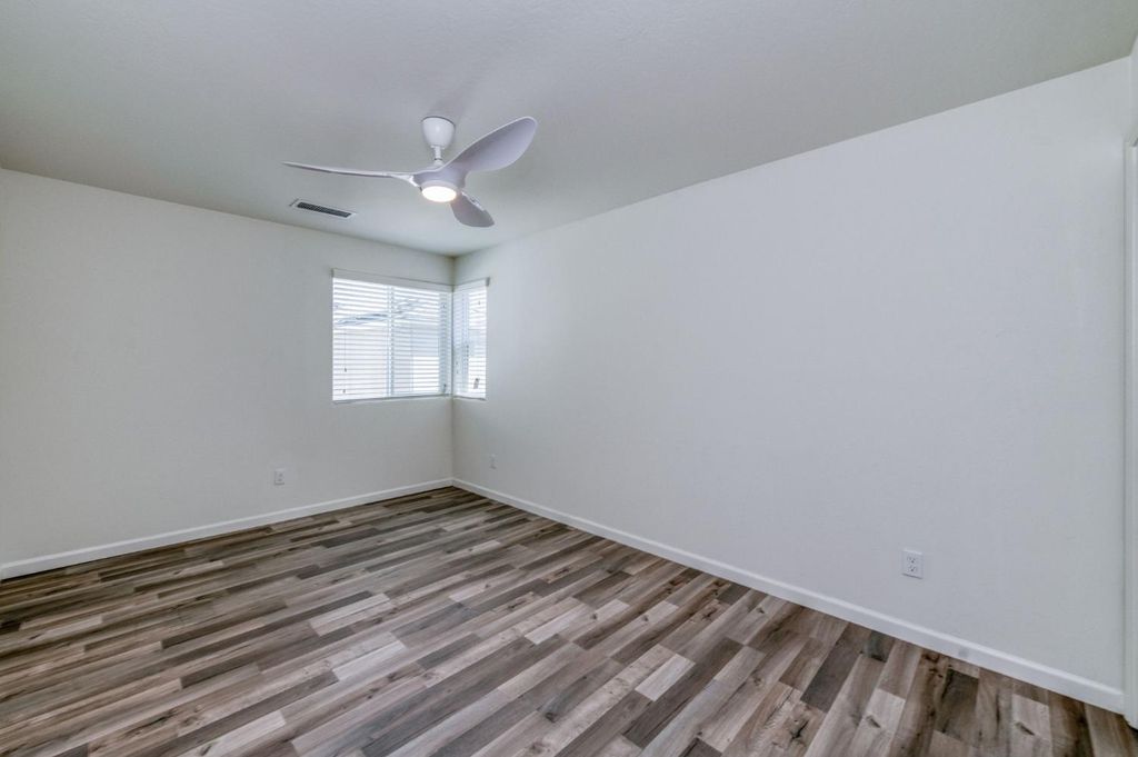 Image 22 of property listing at 501 Farmhouse Lane, Clovis, CA 93619