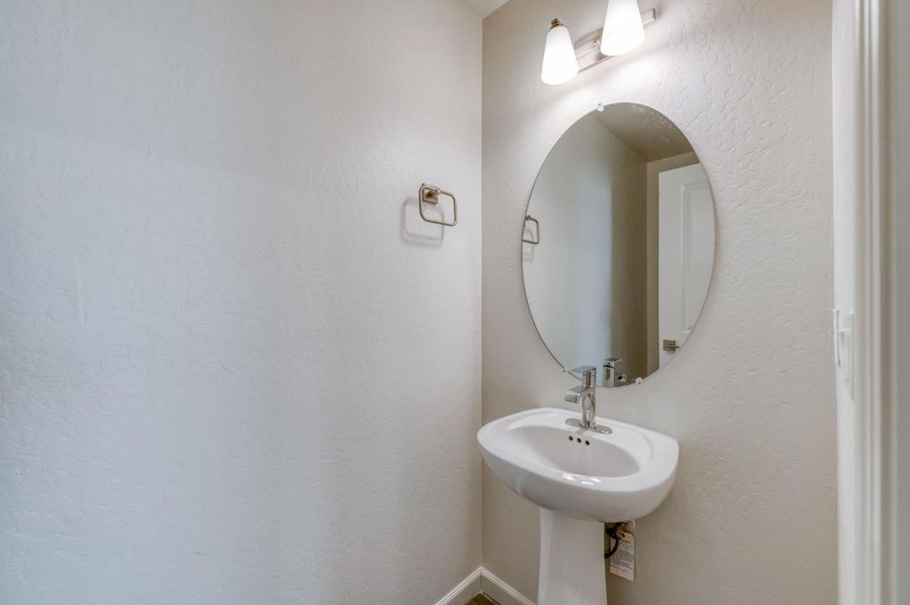 Image 25 of property listing at 501 Farmhouse Lane, Clovis, CA 93619