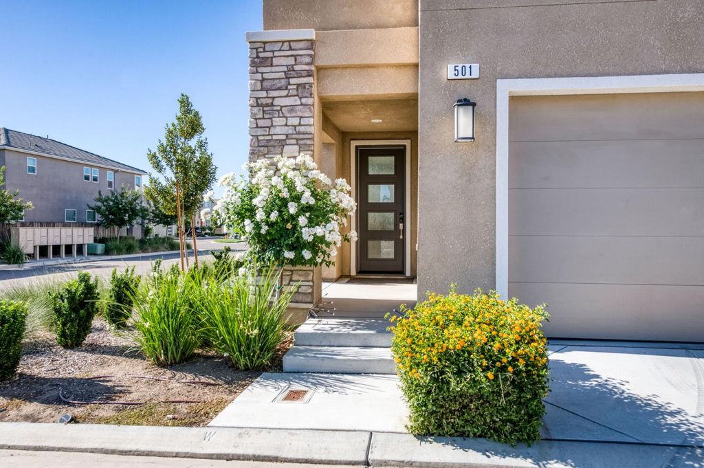 Image 3 of property listing at 501 Farmhouse Lane, Clovis, CA 93619