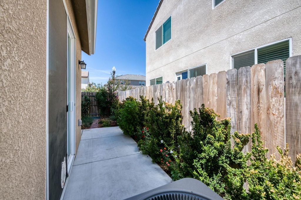 Image 30 of property listing at 501 Farmhouse Lane, Clovis, CA 93619