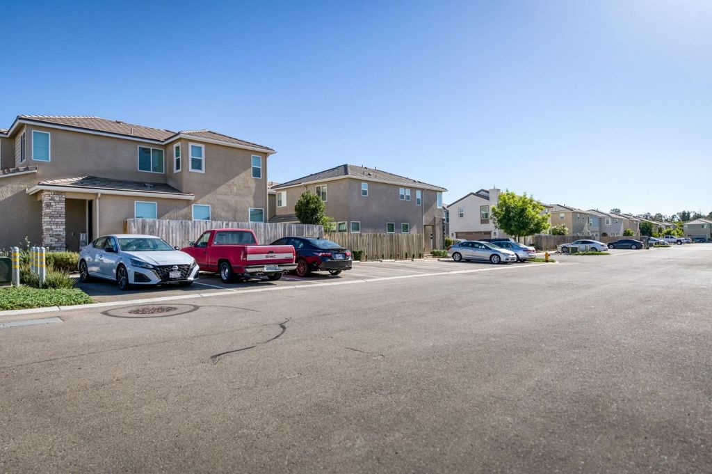 Image 33 of property listing at 501 Farmhouse Lane, Clovis, CA 93619