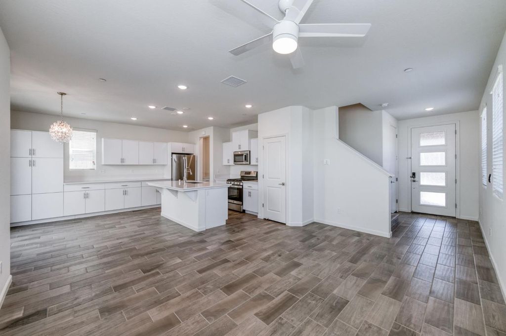 Image 5 of property listing at 501 Farmhouse Lane, Clovis, CA 93619