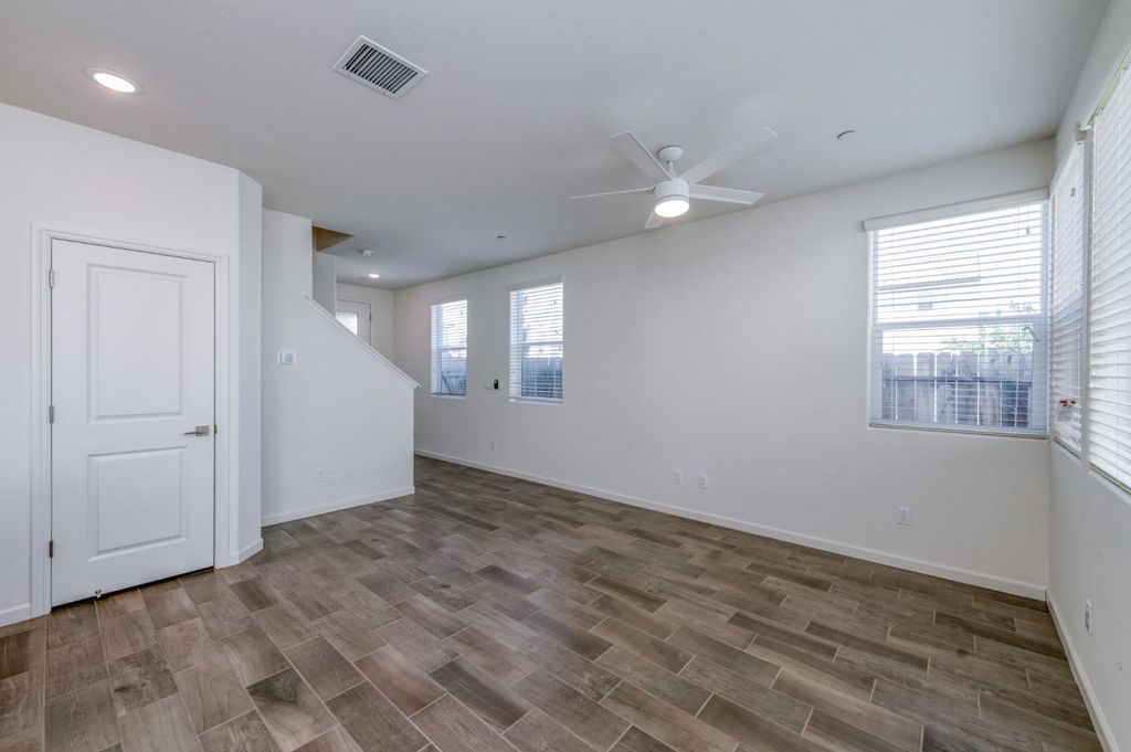 Image 6 of property listing at 501 Farmhouse Lane, Clovis, CA 93619