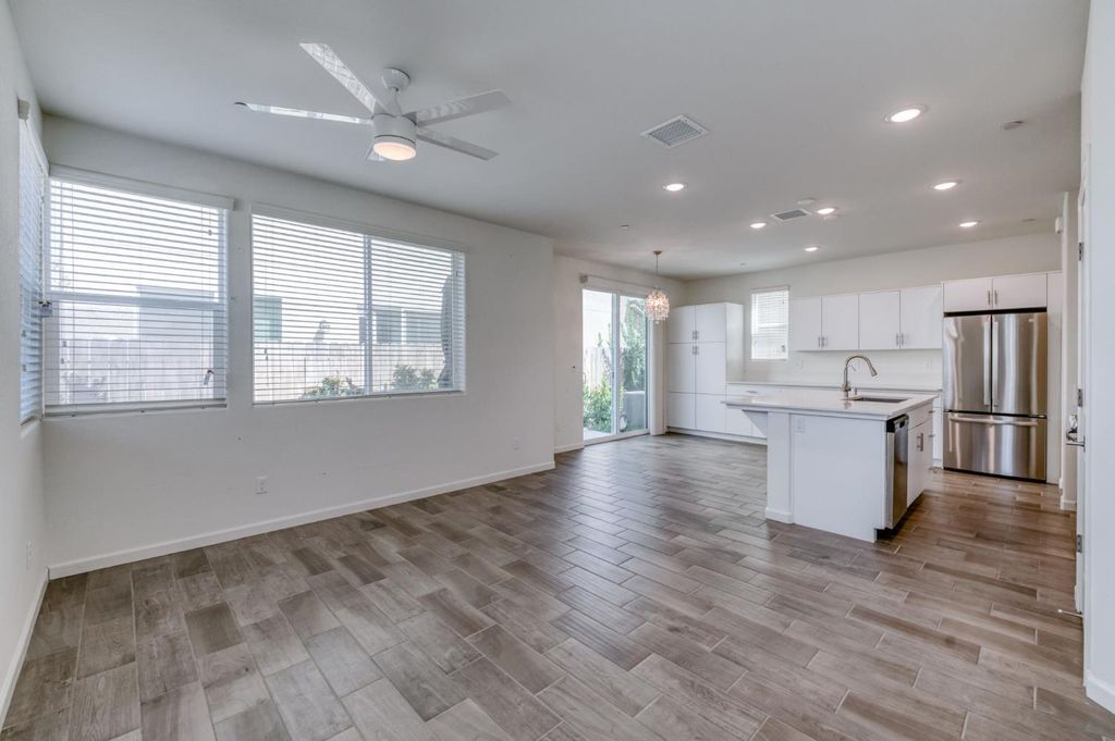 Image 7 of property listing at 501 Farmhouse Lane, Clovis, CA 93619