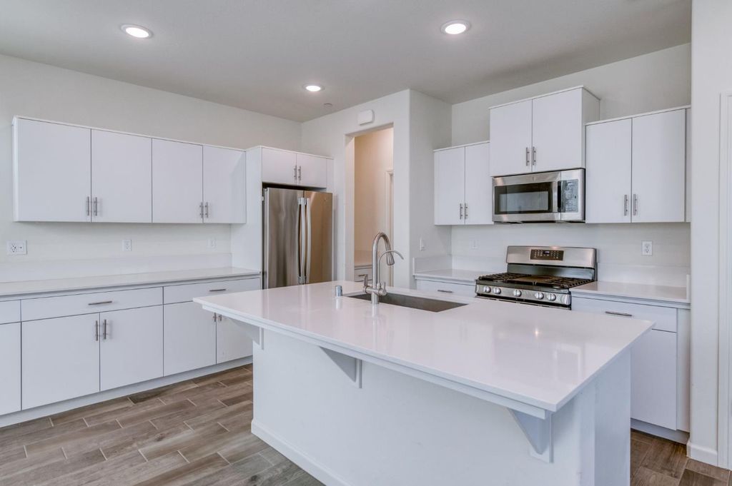 Image 9 of property listing at 501 Farmhouse Lane, Clovis, CA 93619