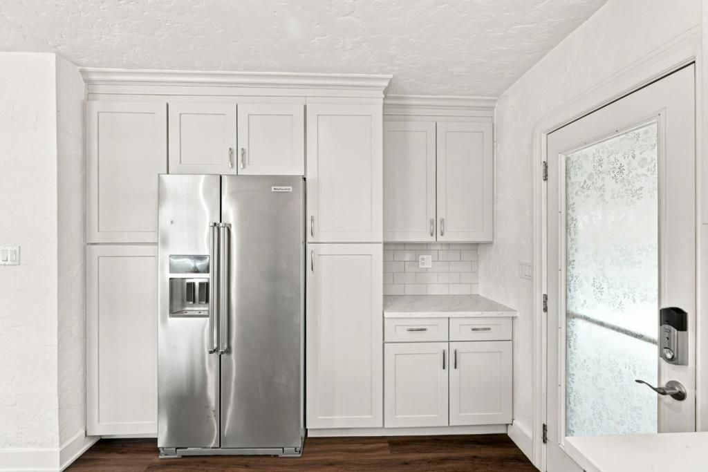 Image 10 of property listing at Address unavailable.