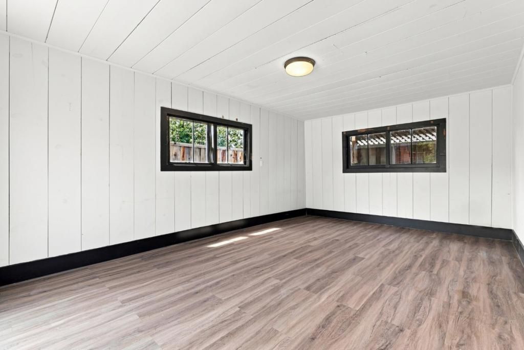 Image 18 of property listing at Address unavailable.