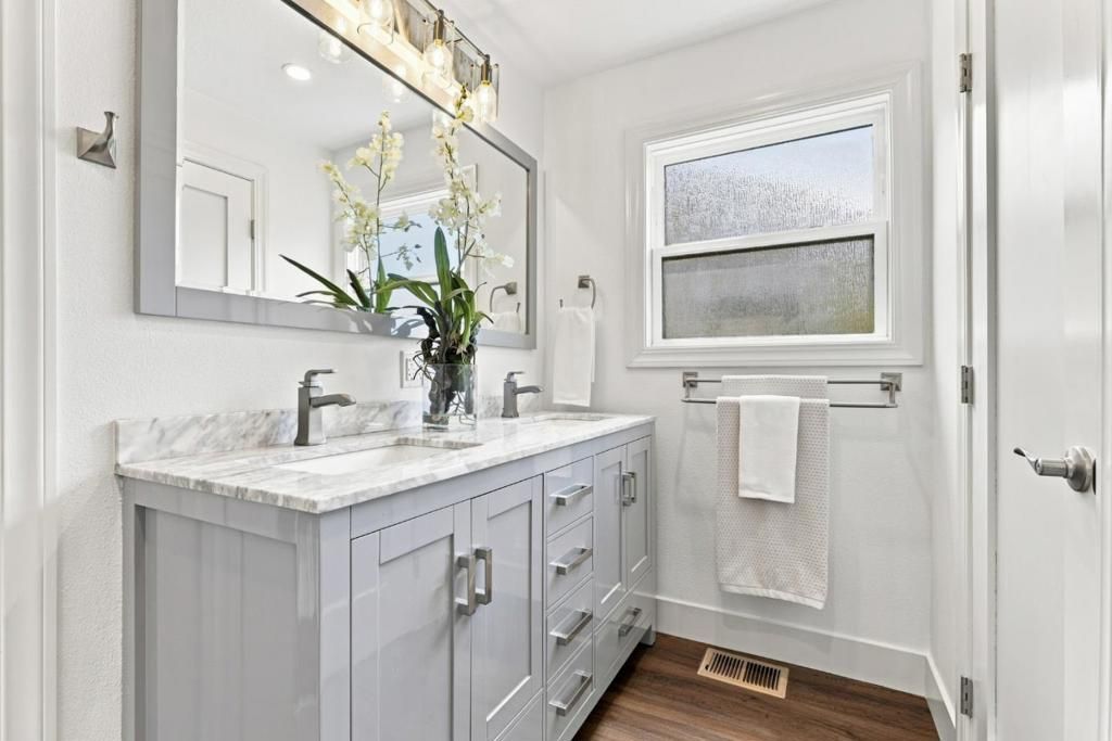 Image 20 of property listing at Address unavailable.