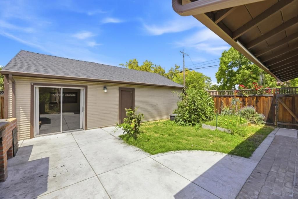 Image 26 of property listing at Address unavailable.