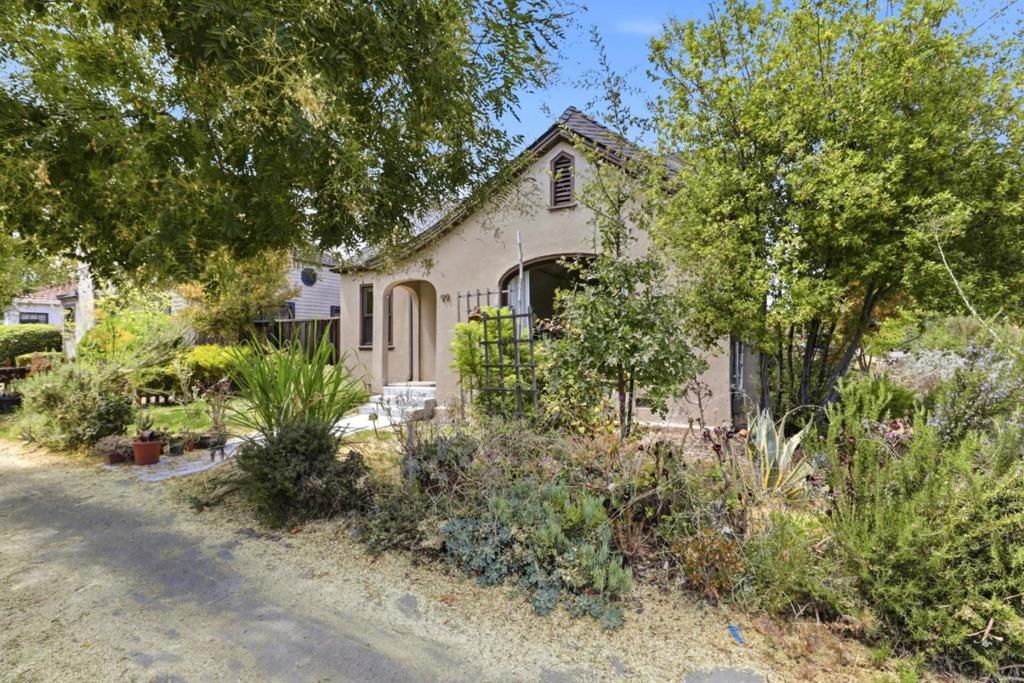 Image 36 of property listing at Address unavailable.