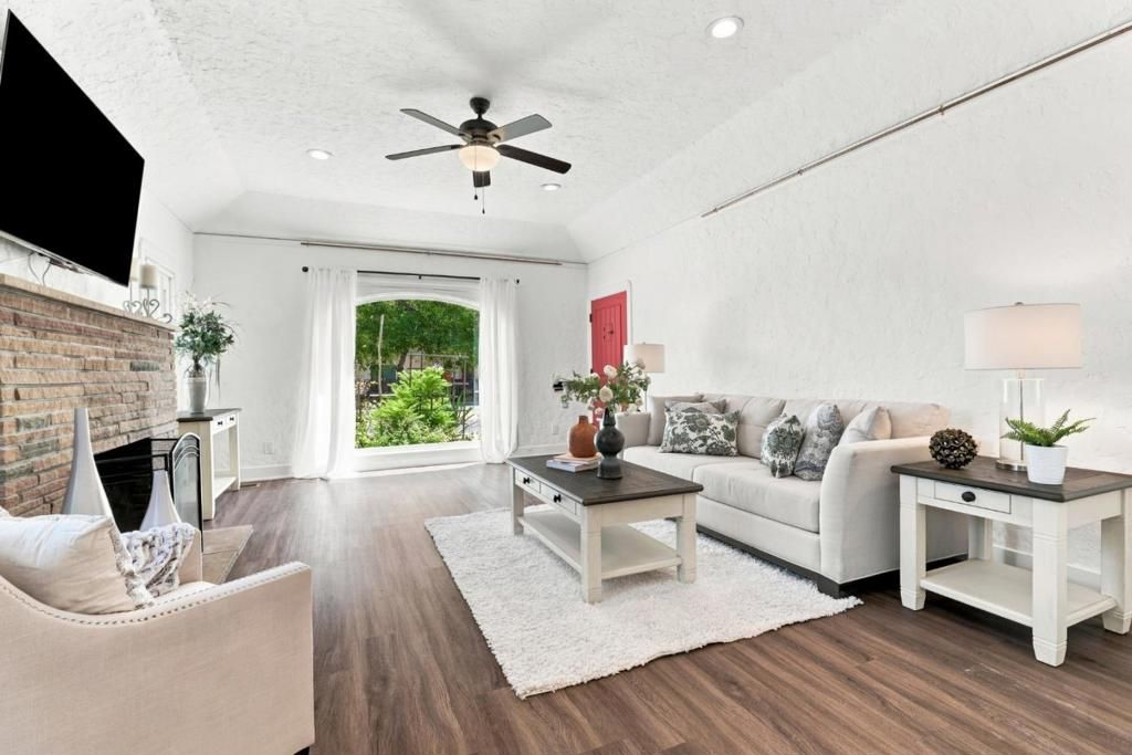 Image 4 of property listing at Address unavailable.