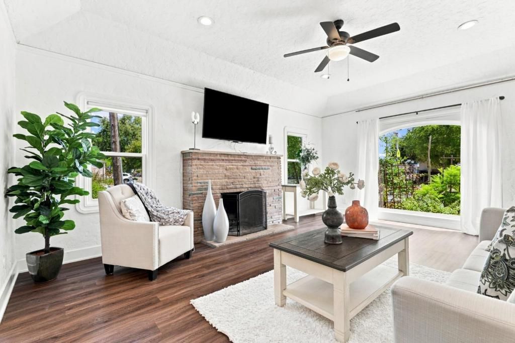 Image 5 of property listing at Address unavailable.
