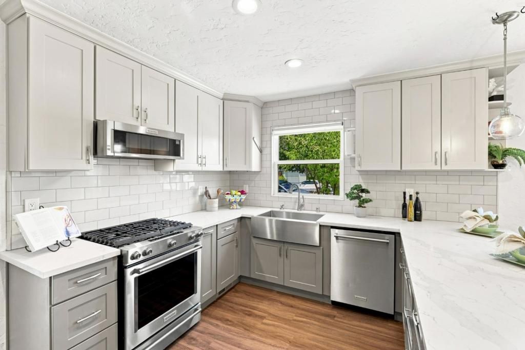 Image 9 of property listing at Address unavailable.