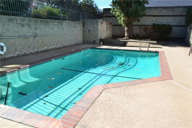 5841 Etiwanda Avenue, Tarzana, CA 91356
