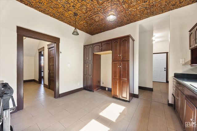 2130 Park Way, Bakersfield, CA 93304