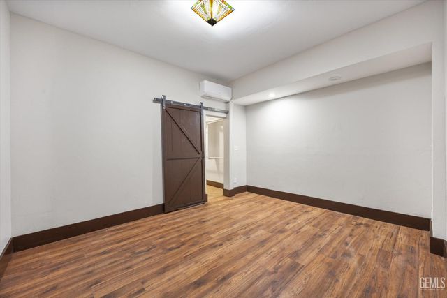 2130 Park Way, Bakersfield, CA 93304