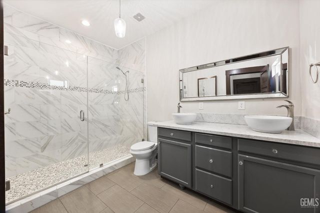 2130 Park Way, Bakersfield, CA 93304