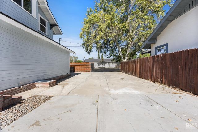2130 Park Way, Bakersfield, CA 93304