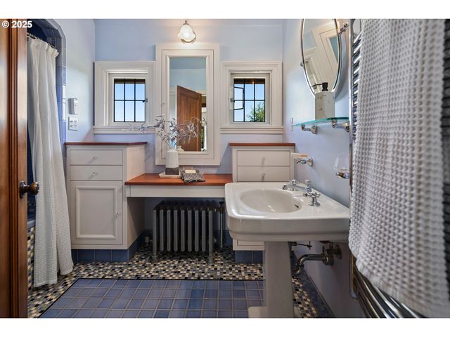 5570 Sw MENEFEE Dr, Portland, OR 97239