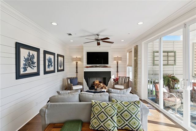 111 Gascoigne Ave 201, St Simons Island, GA 31522