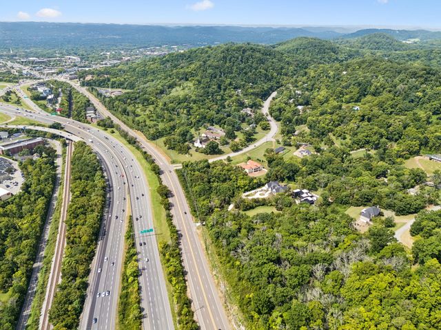 800 Lakemont Dr, Nashville, TN 37220