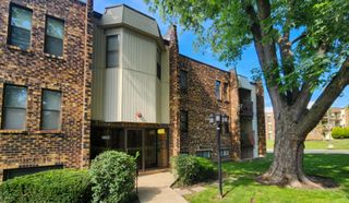 2208 Country Club Drive 22, Woodridge, IL 60517