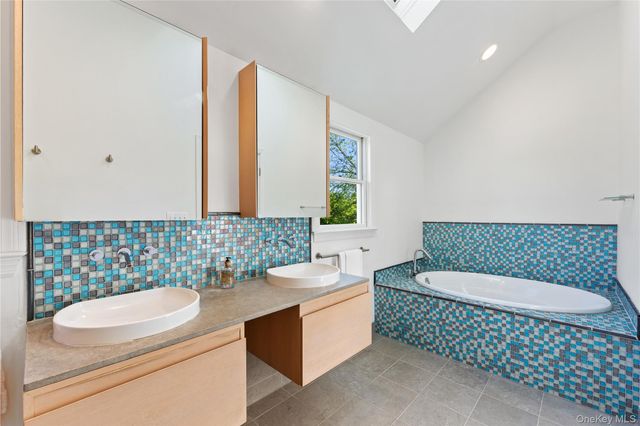 33 Byron Lane, Larchmont, NY 10538