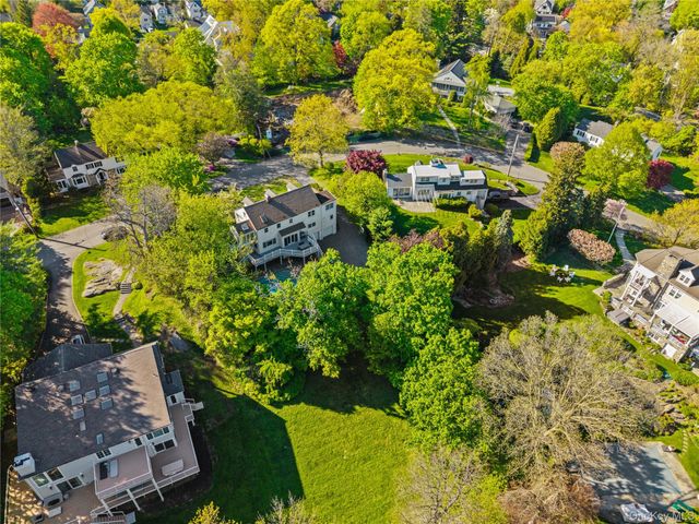 33 Byron Lane, Larchmont, NY 10538