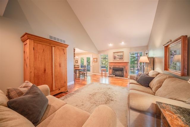 1083 Chestnut Lane, South Lyon, MI 48178