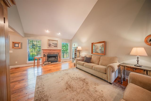 1083 Chestnut Lane, South Lyon, MI 48178