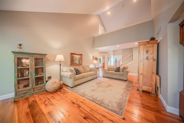 1083 Chestnut Lane, South Lyon, MI 48178